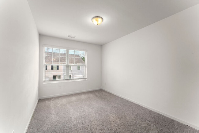 Building Photo - 1520 Vernon Blvd