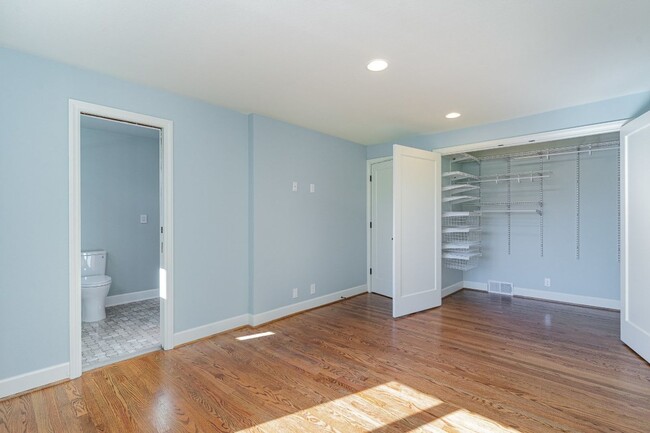 Building Photo - 5Bd/2.5Ba Seattle House