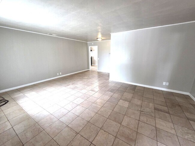 Building Photo - 4 Bedroom 2 Bath Home