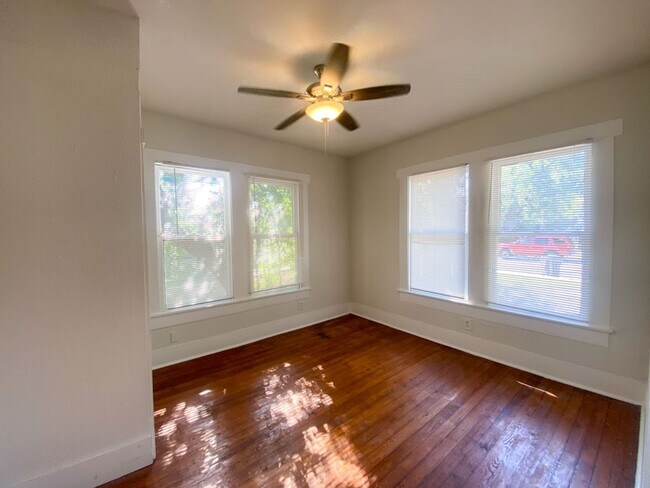 Building Photo - 2Bed/1Bath House for Rent! Available Now!