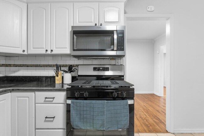 Building Photo - 3BR/1BA Home with W/D Hookups + Holiday Move-In Special $150 !!