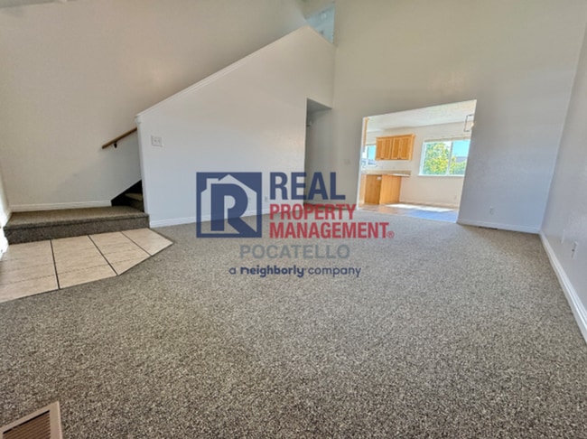 Building Photo - 5 Bedroom 3.5 Bath Duplex - 2 car garage