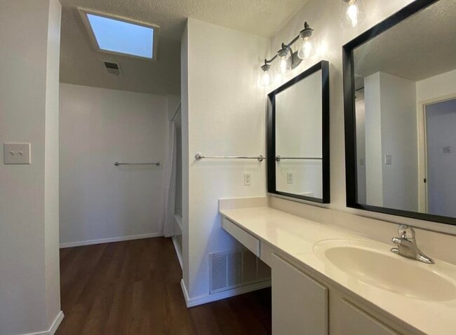 Building Photo - 807 Country Club Dr SE