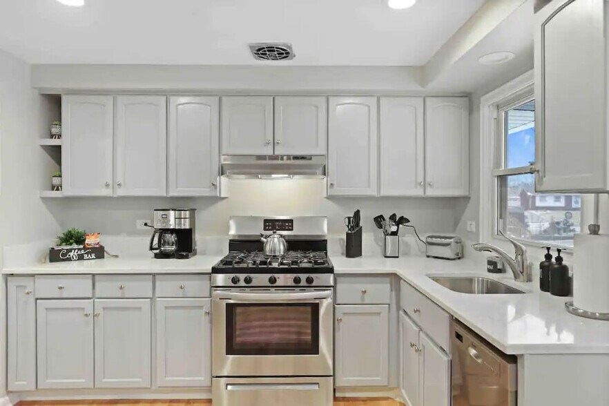 Building Photo - 1523 Bates Ln