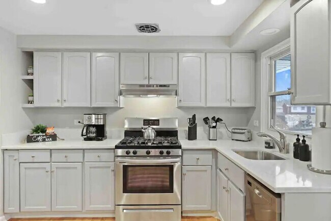 Building Photo - 1523 Bates Ln