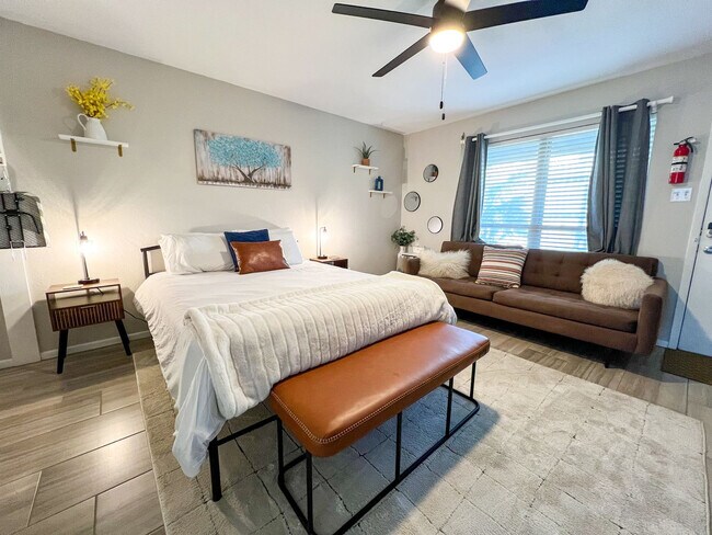 Building Photo - 14898 Granada Dr