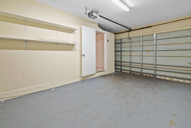 Building Photo - Stunning 4 Bed + Den | 3 Bath Waterfront Home – Miami, FL 33175