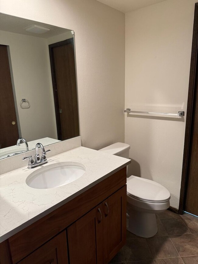 Building Photo - Beautiful 2 bedrooms 1.5 Bath