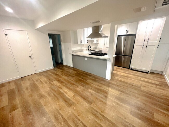 Primary Photo - Modern 2-Bedroom Apartment in Inglewood – ...