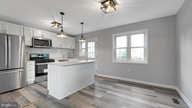 Building Photo - 4011 Mortimer Ave