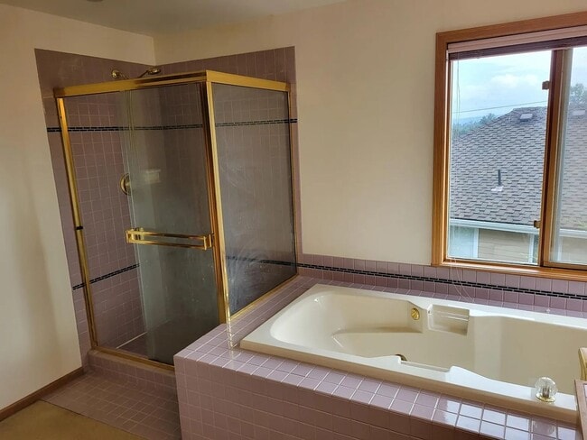 Building Photo - Spacious 3-Bedroom Home with Den and Private Backyard in Prime Location