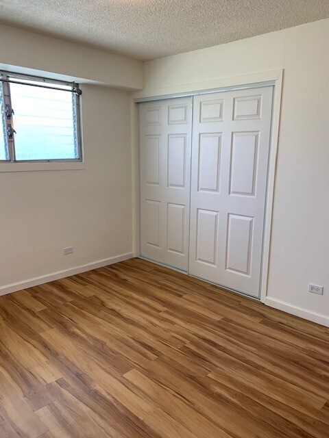 Building Photo - Waikiki Twin Towers - Great location in he...