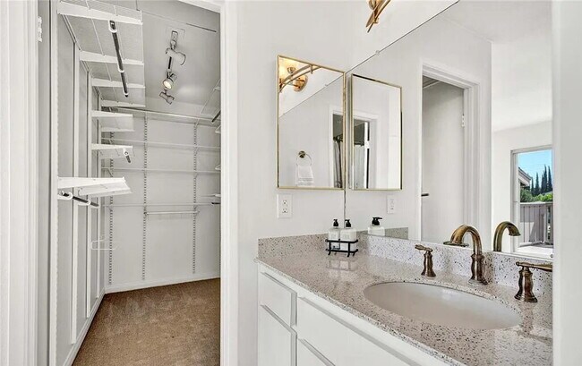 Building Photo - Sophisticated Space Designed for Comfort