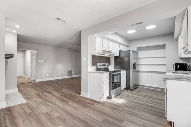 Building Photo - RENOVATED 2 BR | 2 BA Townhome in Goldsboro *less than 2 miles from SJAFB*