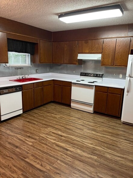 Building Photo - AVAILABLE NOW!