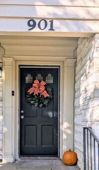 Building Photo - 901 N Azalea Dr