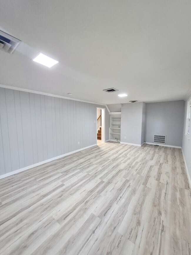 Building Photo - 2402 Fon Du Lac Rd