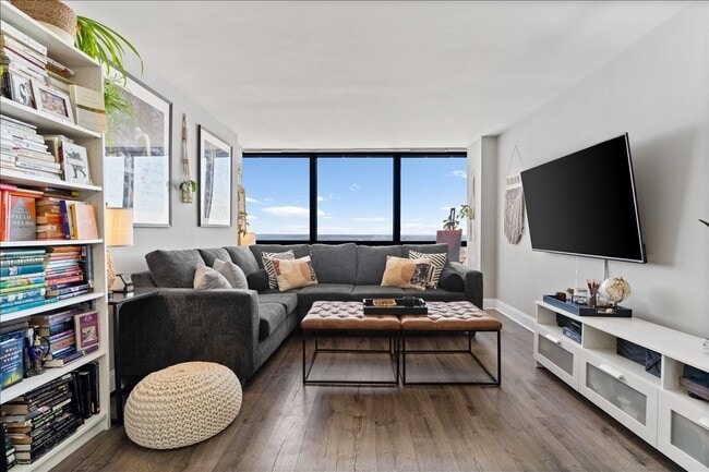 Building Photo - 5415 N Sheridan Rd