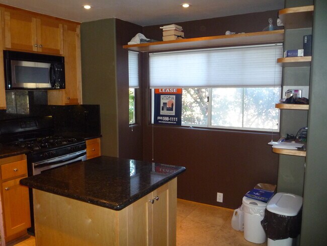 Building Photo - Updated townhome in Golden Hill