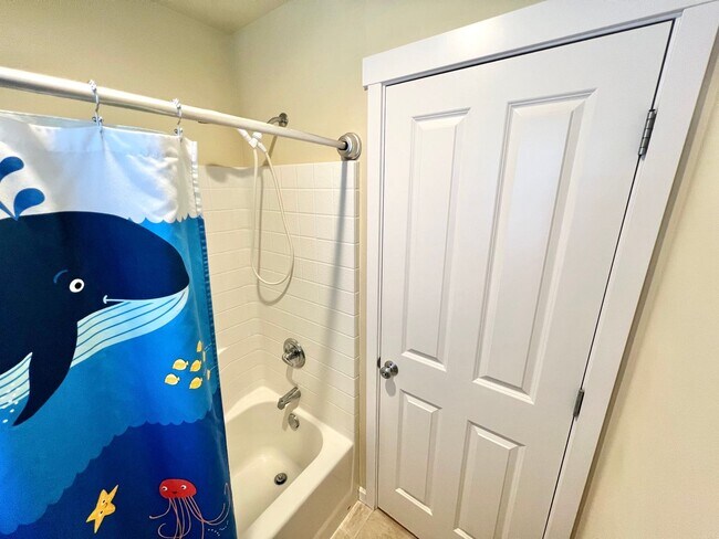 Building Photo - MOVE IN READY: 4bd 2.5ba 2,086 sq ft
