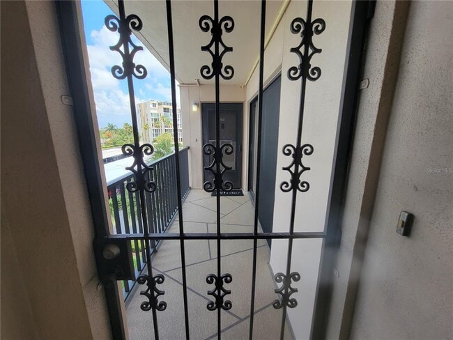 Building Photo - 7600 Sun Island Dr S