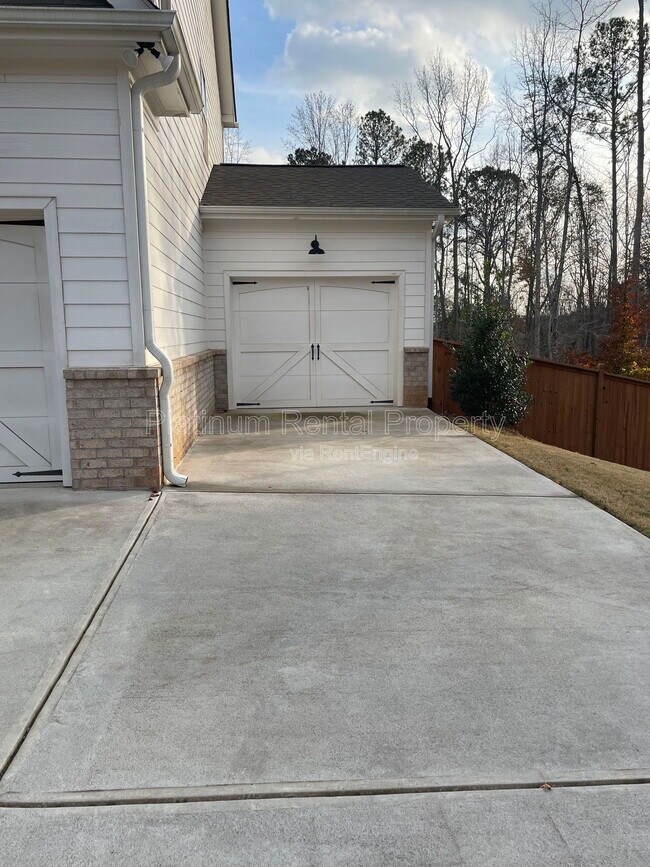 Building Photo - 8225 Crooked Crk Dr