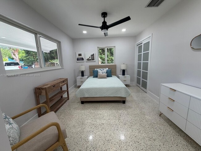 Building Photo - 219 S Bay Harbor Dr