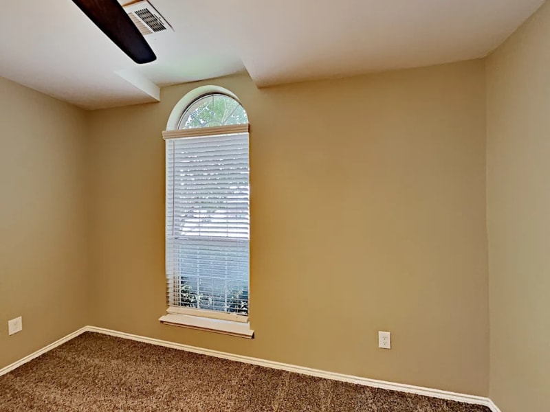 Building Photo - 807 W Lonesome Dove Trail