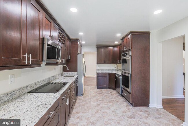 Building Photo - 6331 Red Cedar Pl