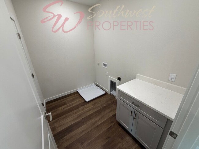 Building Photo - FOUR bedroom townhouse. Off campus living with easy, close to campus style!