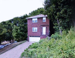 Building Photo - 2 Bedroom Apartment with Off Street Parking in McCandless!