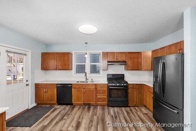 Building Photo - 4 Bed, 2 Full Bath Fully Remodeled Home