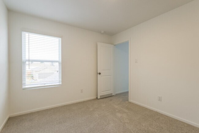 Building Photo - 605 Craven St