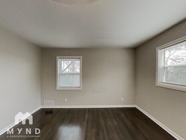 Building Photo - 1324 N Cliff Valley Way NE