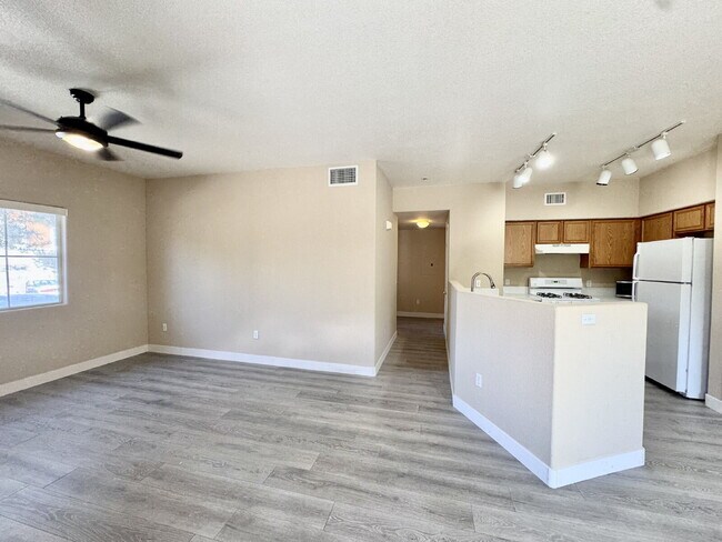 Building Photo - Beautifully Updated Downstairs 3-Bedroom, ...