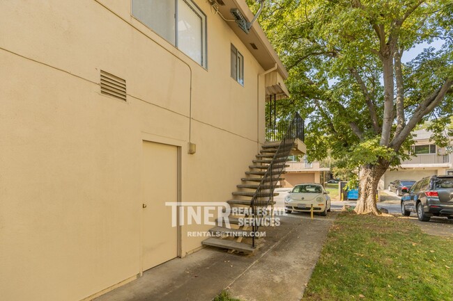 Building Photo - 10799 Coloma Rd