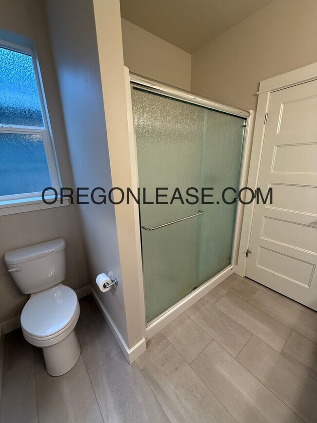 Building Photo - 4 bedroom 2 bath 1650 sqft Springfield home