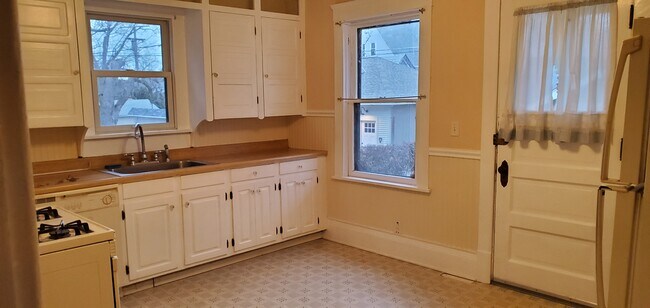 Kitchen - 1485 Clarence Ave