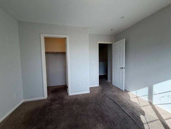 Building Photo - 4 BED 2.5 BATH 2 CAR GARAGE SINGLE FAMILY HOME W/ FULLY LANDSCAPED BACKYARD. THIS WAS FORMER MODE...