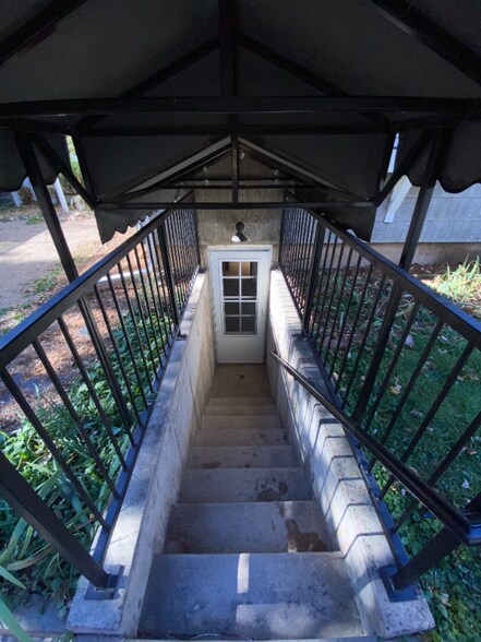 Building Photo - 521 S Bryan Ave