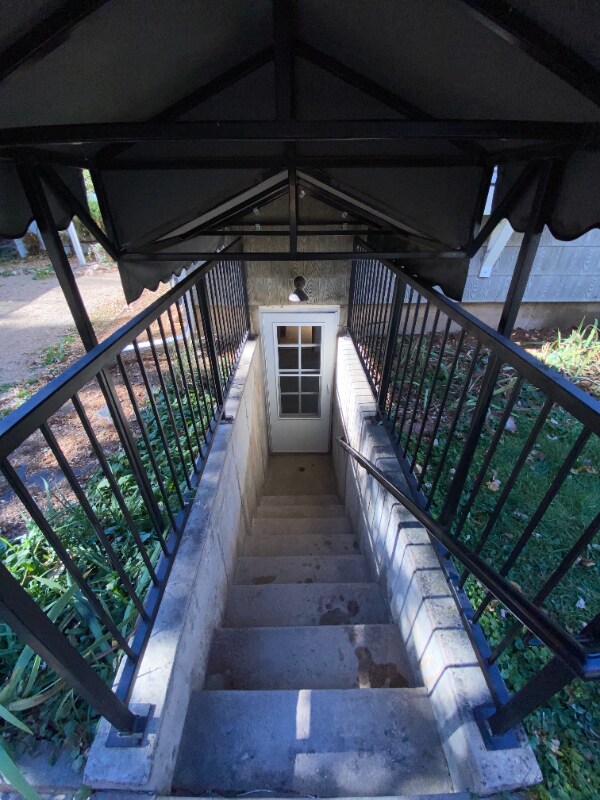 Building Photo - 521 S Bryan Ave