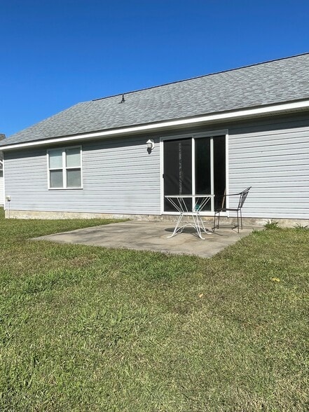 Building Photo - 303 Cardinal Way