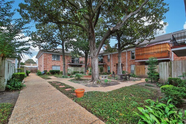 Building Photo - 2822 Briarhurst Dr