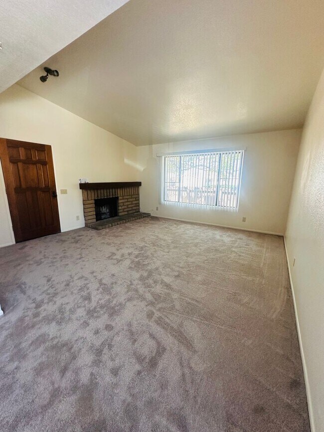 Building Photo - 1314 W Apricot Ave