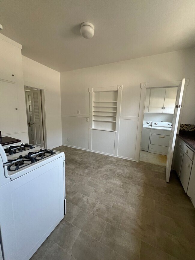 Building Photo - One bedroom apartment in downtown Riverside!