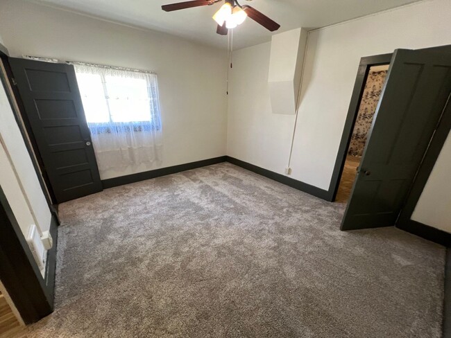 Building Photo - 2 Bed 1 Bath Newly Remodeled Home w/ Fence...