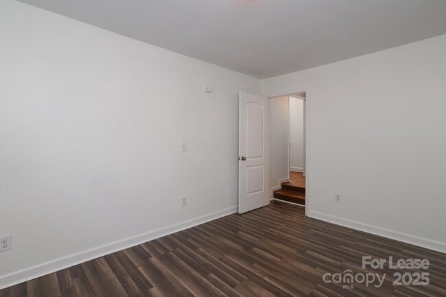 Building Photo - 5310 Buckingham Dr