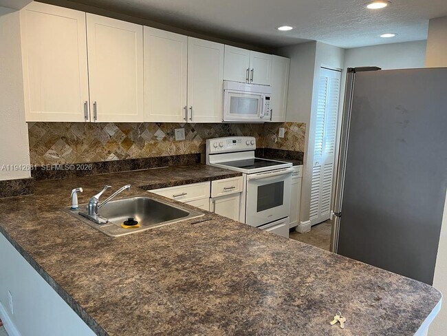 Building Photo - 8051 S Colony Cir