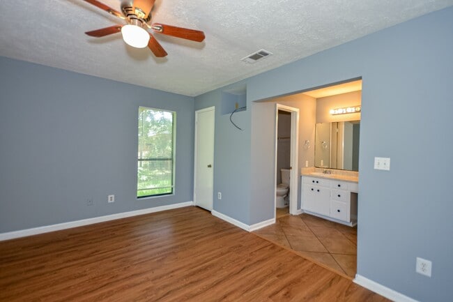 Building Photo - 4244 Sunshine Dr