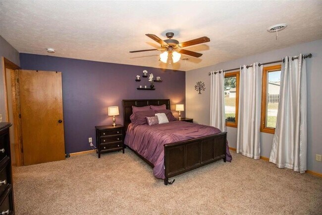 Building Photo - MINUTES FROM OGDEN GATE! LARGE BACKYARD!